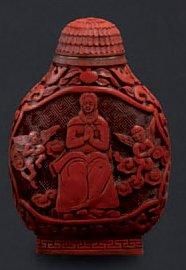 CHINE Tabatière à priser en laque rouge sur bronze sculptée de feuillage, de fleurs...