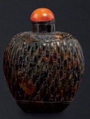 CHINE Tabatière à priser en ambre sculptée de graines sur la panse, fin XIXème siècle....