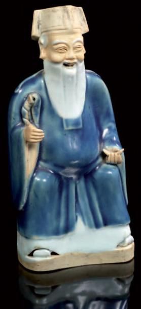CHINE Figurine en biscuit émaillé bleu de cobalt et blanc représentant un immortel...
