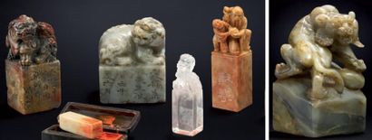 CHINE Lot de 4 sceaux en pierre dure, surmontés de chiens de fô Début du XXe siècle...