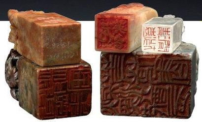 CHINE Lot de 4 sceaux en pierre dure, surmontés de chiens de fô Début du XXe siècle...