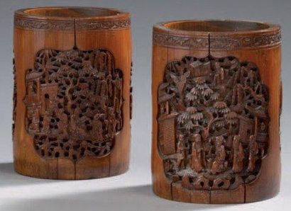 CHINE Deux porte-pinceaux cylindriques en bambou sculptés de personnages alternés...