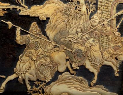 CHINE Ecran de léttré en palissandre décoré en léger relief en os sculpté de cavaliers...