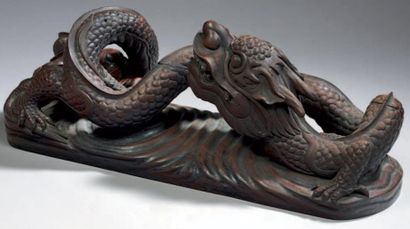 CHINE Important dragon allongé en bois sculpté fin XIXe siècle L: 72 cm