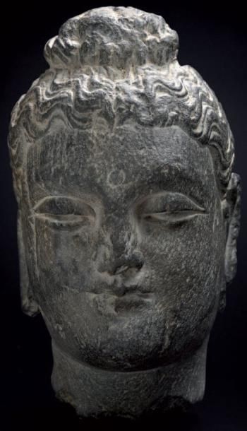 GANDHARA Tête de Bouddha sculptée en pierre schisteuse. XII-XIIIème siècle. H 14...