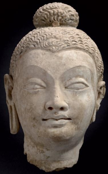 Style du GANDHARA Tête de boudha en pierre sculpée H 24 cm présentée sur un socl...