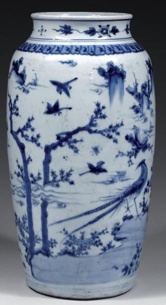 CHINE Vase cylindrique à épaulement décoré en bleu sous couverte de deux faisans...