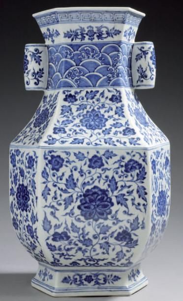 CHINE Grand vase à pans coupés décoré en bleu sous couverte de fleurs Porte une marque...