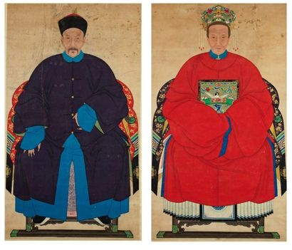 null Deux portraits d'ancêtres, l'homme en tenue civile, la femme en épouse de mandarin...