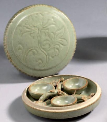 CHINE Boite couverte circulaire à couverte céladon godronnée en bordure, décoré d'un...