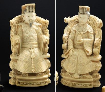 CHINE Paire de figurines en ivoire sculpté représentant un couple de dignitaires...