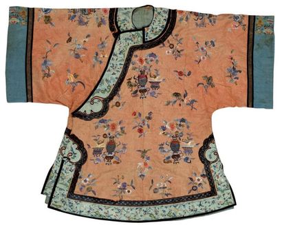 CHINE Robe de cour en soie brodée polychrome Fin XIXe siècle H:103 cm