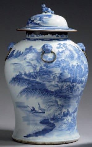 CHINE Vase de forme balustre et couvercle décoré en bleu sous couverte d'un paysage...