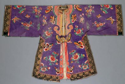 CHINE Manteau en soie violine brodé de motifs de soie représentant des fleurs et...