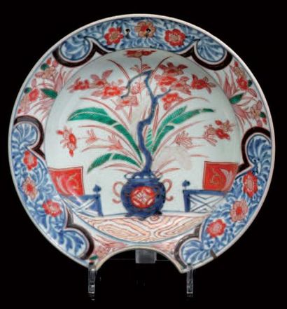 JAPON Plat à barbe circulaire décoré dans la palette imari d'un vase fleuri sur une...