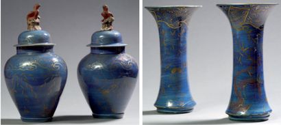 JAPON Garniture composée de deux vases cornet et deux potiches couvertes de forme...
