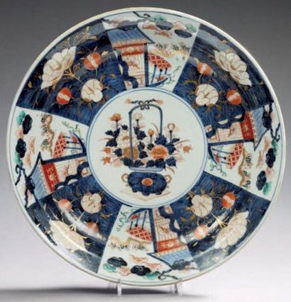 JAPON Grand plat rond décoré dans la palette Imari d'un panier fleuri dans un médaillon...