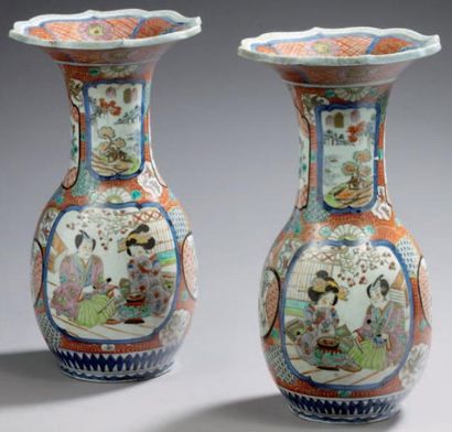 JAPON Paire de vases cornet décorés en polychromie de personnages et de paysages...