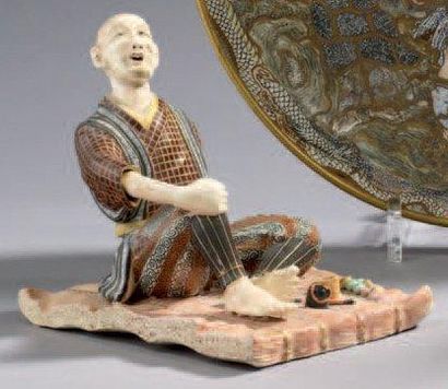 JAPON Satsuma Sujet représentant un scribe assis sur une natte à l'imitation de la...