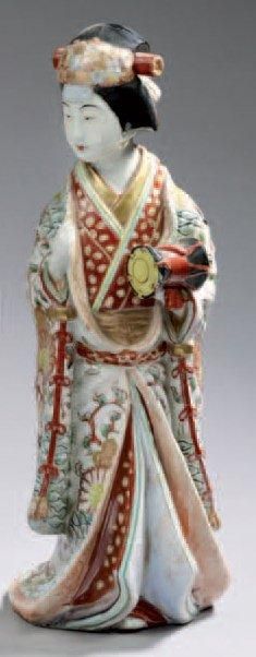 JAPON Figurine en porcelaine représentant une bijin, le kimono décoré dans la palette...