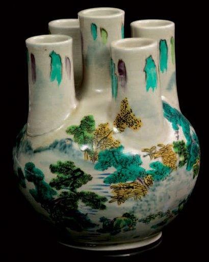 JAPON Vase Arita en porcelaine Ko Kutani à cind cheminées, décor tournant d'un paysage...