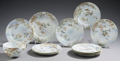 JAPON (SATSUMA) Dix assiettes et un bol à décor polychrome de canards entourés de...