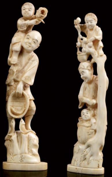 JAPON Paire de sujets en ivoire sculpté représentant des pêcheurs et cueilleurs de...