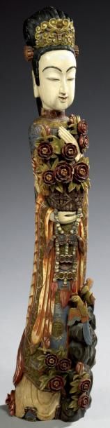 JAPON Importante sculpture en ivoire polychromée représentant la déesse kwanhin tenant...