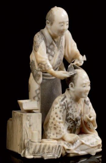 JAPON Okimono en ivoire sculpté représentant un personnage assis en tailleur se faisant...