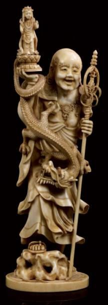 JAPON Okimono en ivoire sculpté représentant un personnage du panthéon shintoiste...