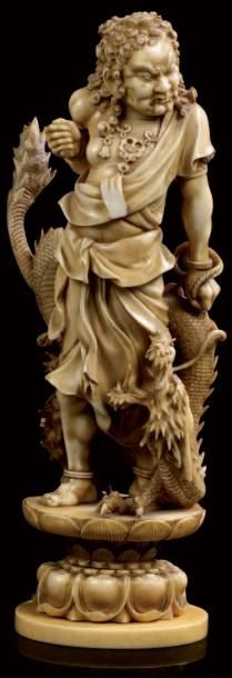 JAPON Okimono en ivoire sculpté représentant un personnage du panthéon bouddhique,...