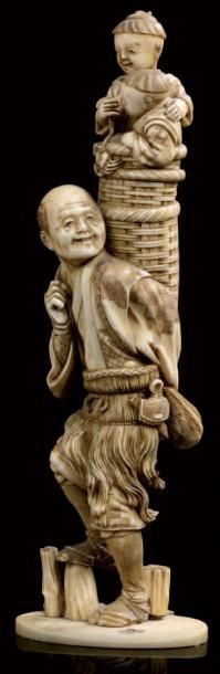 JAPON Grand okimono en ivoire sculpté représentant un pêcheur portant ses deux enfants...