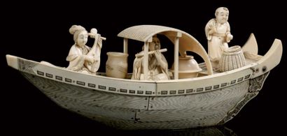 JAPON Importante barque en ivoire avec à son bord deux musiciens assis en tailleur...