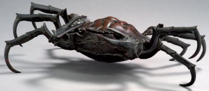 JAPON Brule parfum en bronze à patine brune, figurant un crabe dont la tête fait...