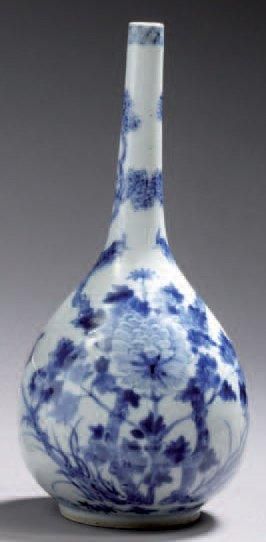 CHINE Vase soliflore à long col étroit, décoré en bleu sous couverte de deux faisans...