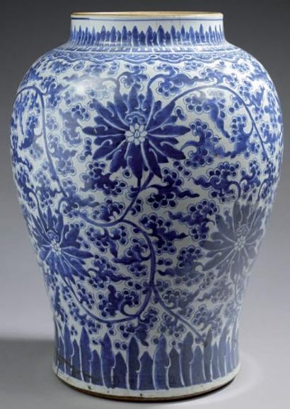 CHINE Importante potiche de forme balustre décorée en bleu sous couverte de fleurs...