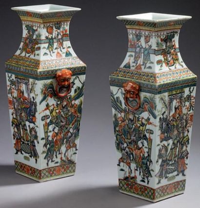 CHINE Paire de vases quadrangulaires à col étroit, décoré dans le style des émaux...