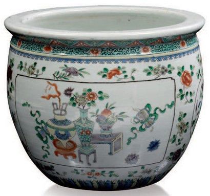 CHINE Vasque circulaire décorée dans le style des émaux de la famille verte de fleurs...