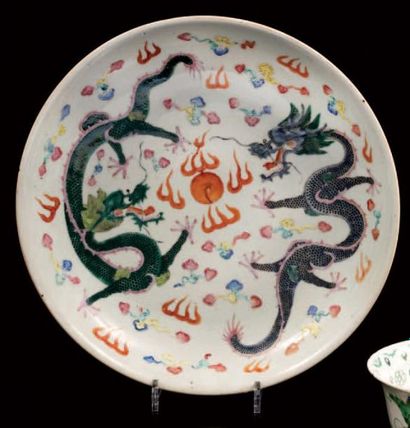 CHINE Grand plat en porcelaine décoré en émaux de la famille rose de deux dragons...