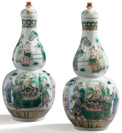CHINE Paire de vases couverts double gourde, décorés dans le style des émaux de la...