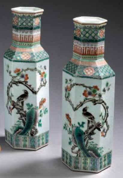 CHINE Paire de vases en porcelaine à section héxagonale décorés dans le style des...