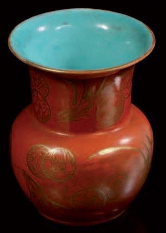 CHINE Petit vase balustre, l'exterieur à fond corail décoré à l'or de feuillages...