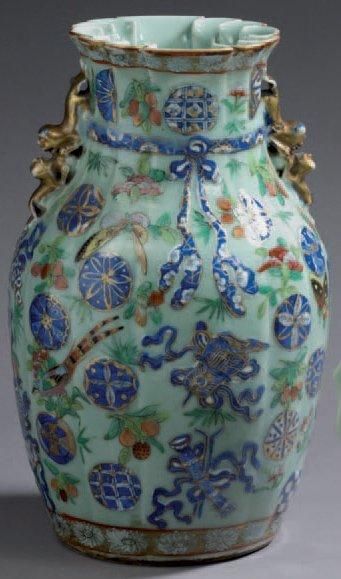 CHINE Vase balustre côtelé à fond céladon, décoré d'objets précieux en bleu sous...