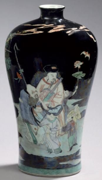CHINE Vase de forme Meiping à fond noir décoré dans le style des émaux de la famille...