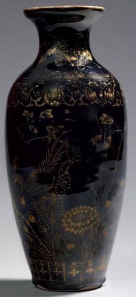 CHINE Vase de forme balustre à fond laqué noir dit « black mirror » décoré à l'or...