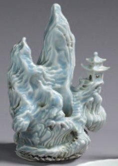 CHINE Statuette figurant un rocher en porcelaine à couverte bleu clair. XIXe siècle...