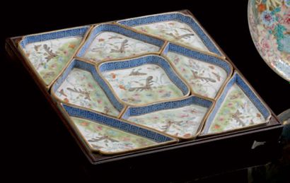 CHINE Plateau en bois composé de neuf raviers dit « mendiants » en porcelaine, décorés...