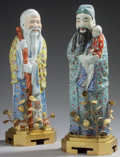 CHINE Deux grandes figurines représentant deux personnages décorés en émaux de la...