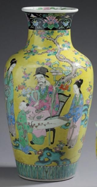 CHINE Vase balustre à fond jaune décoré dans le style des émaux de la famille rose...
