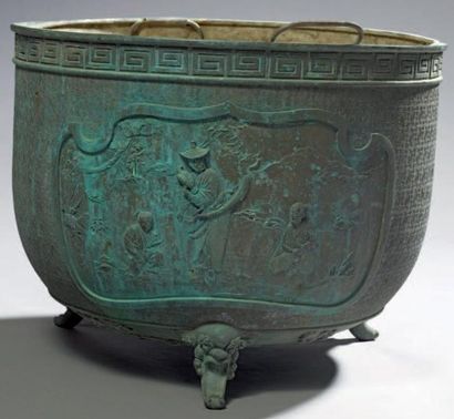 CHINE Important pot cylindrique tripode en bronze à patine verte décoré en léger...